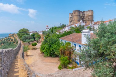 Portekiz köyü Evoramonte 'deki şatonun manzarası.
