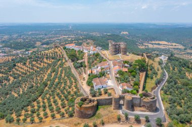 Portekiz köyü Evoramonte 'deki şatonun manzarası.
