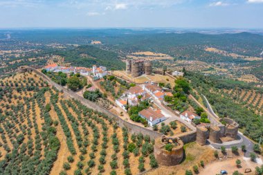 Portekiz köyü Evoramonte 'deki şatonun manzarası.