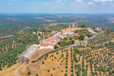 Portekiz köyü Evoramonte 'deki şatonun manzarası.