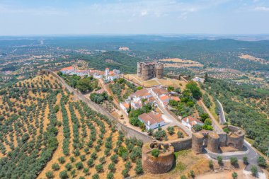 Portekiz köyü Evoramonte 'deki şatonun manzarası.