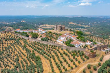 Portekiz köyü Evoramonte 'deki şatonun manzarası.