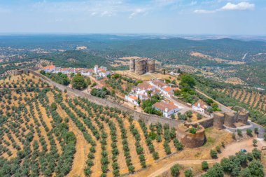 Portekiz köyü Evoramonte 'deki şatonun manzarası.