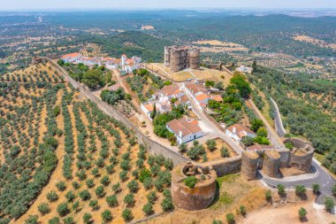 Portekiz köyü Evoramonte 'deki şatonun manzarası.