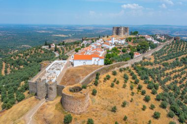 Portekiz köyü Evoramonte 'deki şatonun manzarası.