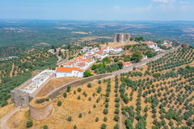 Portekiz köyü Evoramonte 'deki şatonun manzarası.