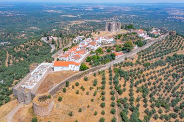 Portekiz köyü Evoramonte 'deki şatonun manzarası.