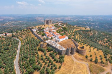 Portekiz köyü Evoramonte 'deki şatonun manzarası.