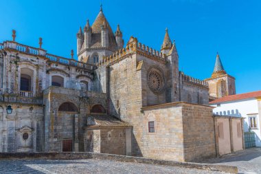 Portekiz 'in Evora kentindeki katedral manzarası.