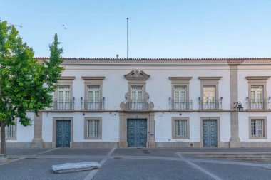 Portekiz 'deki Dar Sokak Evora.