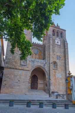 Portekiz 'in Evora kentindeki katedral manzarası.