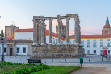 Portekiz 'in Evora kentindeki Diana Tapınağı.
