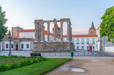 Portekiz 'in Evora kentindeki Diana Tapınağı.