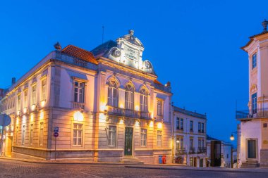 Banco de Portugal 'in Evora' daki Praca do Giraldo Meydanı 'ndaki gece manzarası.