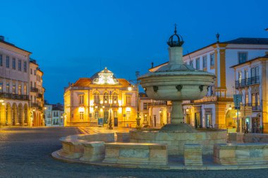 Portekiz, Evora 'daki Praca do Sertorio Meydanı' nda gece.