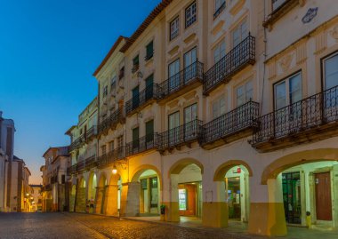 Portekiz, Evora 'daki Praca do Giraldo Meydanı' nda renkli cepheler.