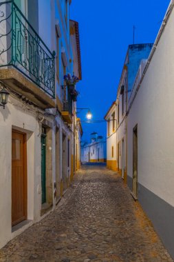 Portekiz 'in Evora kasabasındaki dar bir caddenin gece görüşü.