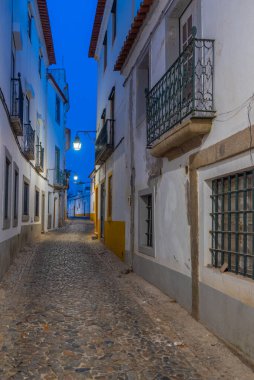 Portekiz 'in Evora kasabasındaki dar bir caddenin gece görüşü.