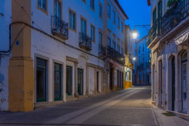 Portekiz 'in Evora kasabasındaki dar bir caddenin gece görüşü.