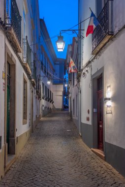 Portekiz 'in Evora kasabasındaki dar bir caddenin gece görüşü.