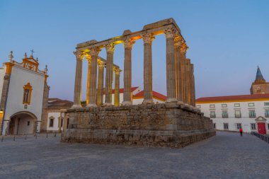 Portekiz 'in Evora kentindeki Diana Tapınağı' nın günbatımı manzarası.