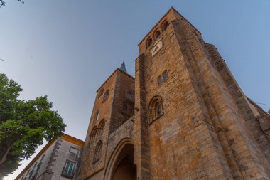 Portekiz 'in Evora kentindeki katedralin günbatımı manzarası.