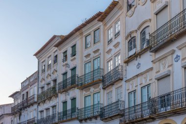 Portekiz, Evora 'daki Praca do Giraldo Meydanı' nda renkli cepheler.