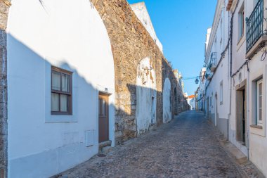 Portekiz, Evora 'da renkli cepheler ve bir su kemeri.