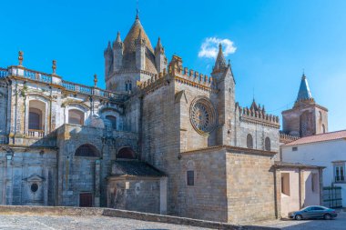 Portekiz 'in Evora kentindeki katedral manzarası.