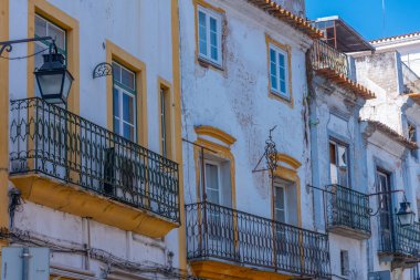 Portekiz, Evora 'daki Praca do Giraldo Meydanı' nda renkli cepheler.