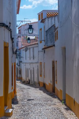 Portekiz 'deki Dar Sokak Evora.