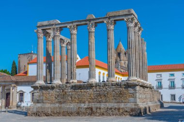 Portekiz 'in Evora kentindeki Diana Tapınağı.