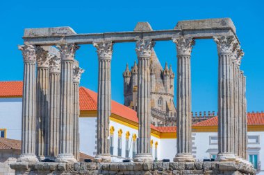 Portekiz 'in Evora kentindeki Diana Tapınağı.