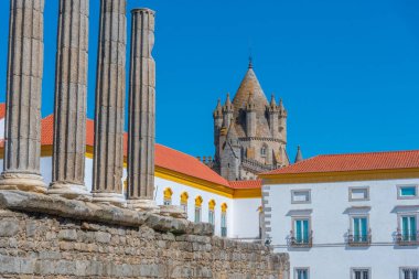 Portekiz 'in Evora kentindeki Diana Tapınağı.