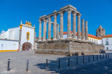 Portekiz 'in Evora kentindeki Diana Tapınağı.