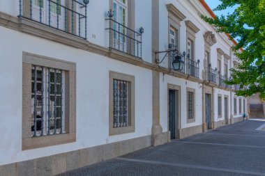 Portekiz 'deki Dar Sokak Evora.