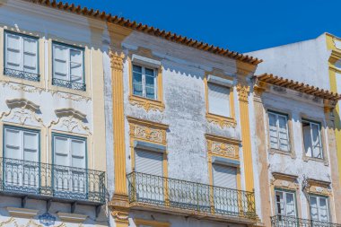 Portekiz, Evora 'daki Praca do Giraldo Meydanı' nda renkli cepheler.