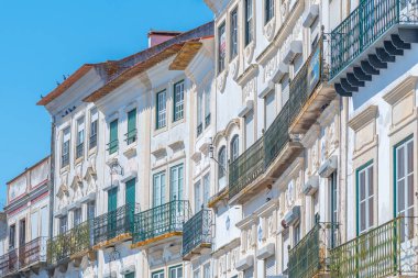 Portekiz, Evora 'daki Praca do Giraldo Meydanı' nda renkli cepheler.