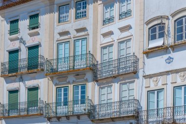 Portekiz, Evora 'daki Praca do Giraldo Meydanı' nda renkli cepheler.