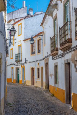Portekiz 'deki Dar Sokak Evora.