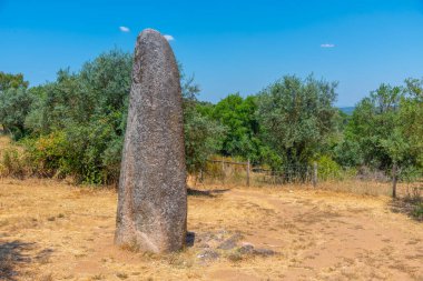 Portekiz 'in Evora kasabası yakınlarında Menhir dos Almendres.