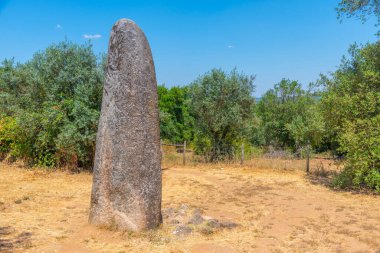Portekiz 'in Evora kasabası yakınlarında Menhir dos Almendres.