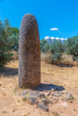 Portekiz 'in Evora kasabası yakınlarında Menhir dos Almendres.