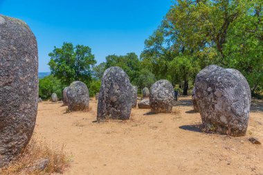Portekiz 'in Evora kasabası yakınlarında Cromeleque dos Almendres.
