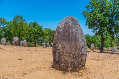 Portekiz 'in Evora kasabası yakınlarında Cromeleque dos Almendres.