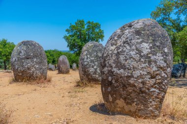 Portekiz 'in Evora kasabası yakınlarında Cromeleque dos Almendres.