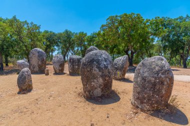 Portekiz 'in Evora kasabası yakınlarında Cromeleque dos Almendres.
