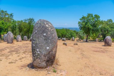 Portekiz 'in Evora kasabası yakınlarında Cromeleque dos Almendres.