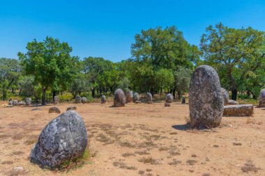 Portekiz 'in Evora kasabası yakınlarında Cromeleque dos Almendres.