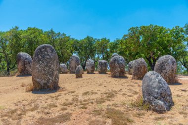 Portekiz 'in Evora kasabası yakınlarında Cromeleque dos Almendres.